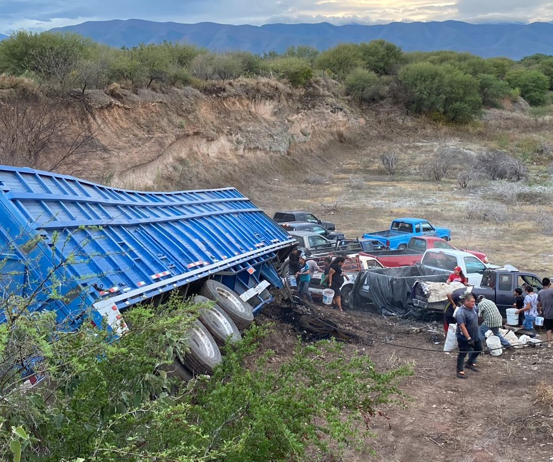 Trailer Cargado de Sorgo se Incendia y Termina Volcado en Tamaulipas